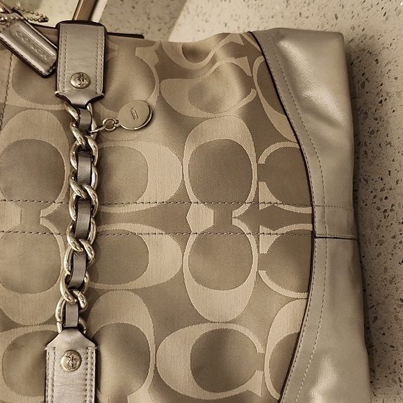 Coach silver leather and fabric handbag with an adjustable strap very good condi - Picture 3 of 7